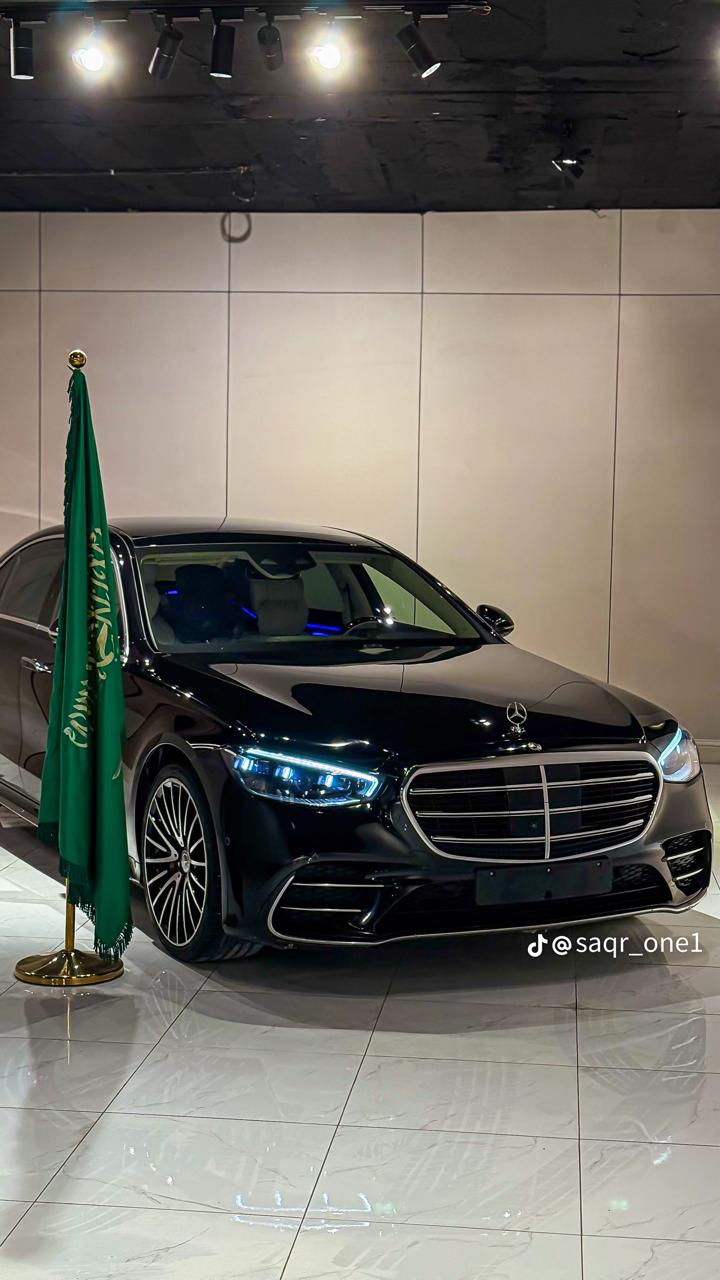 سيارة تنفيذية مع العلم السعودي داخل صالة عرض صقر واحد